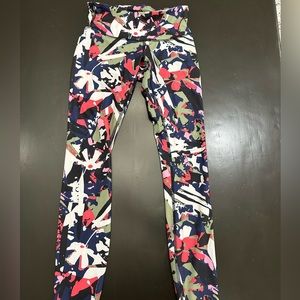 Lululemon wunder under colorful print leggings size 2